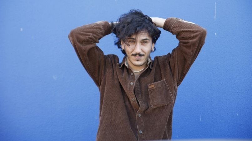 Exercice facile avec votre chien : les mains sur la tête !